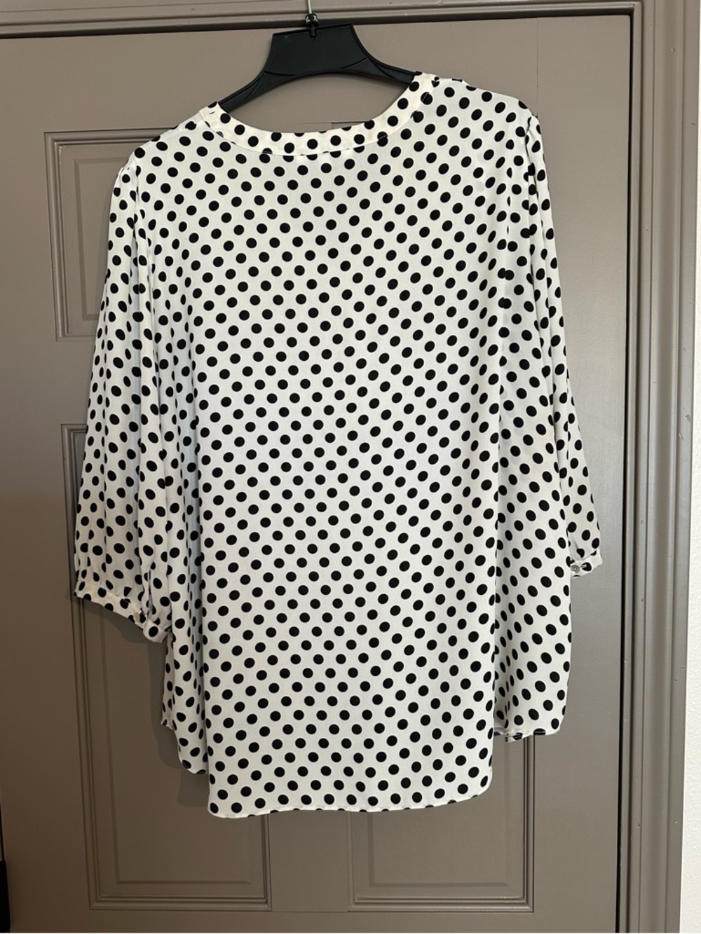 Rose & Olive Plus size 2x Polka Dot V-Neck Blouse Ivory Black - Picture 4 of 5
